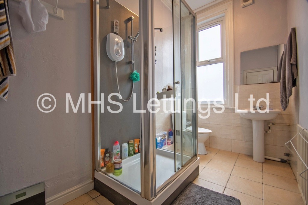 Photo of 6 Bedroom Mid Terraced House in 16 Regent Park Avenue, Leeds, LS6 2AU