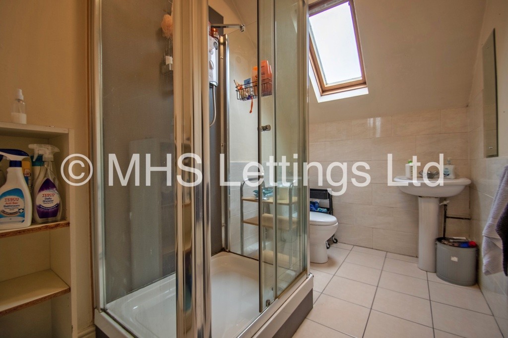Photo of 6 Bedroom Mid Terraced House in 16 Regent Park Avenue, Leeds, LS6 2AU