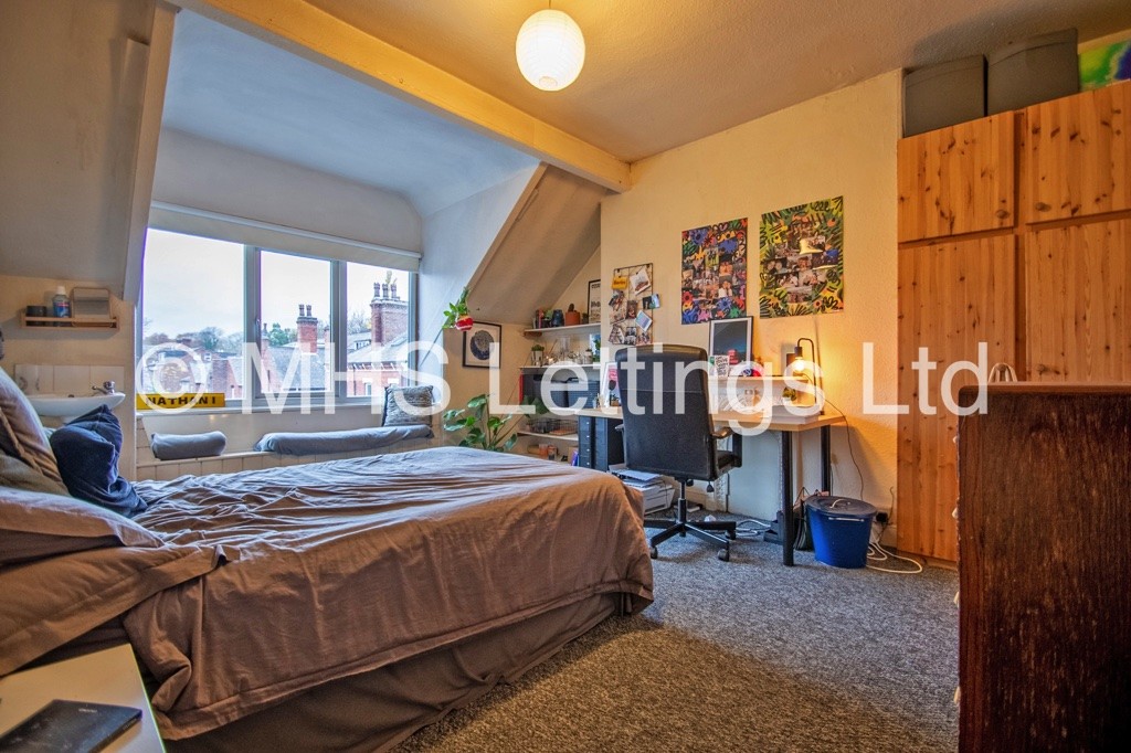 Photo of 6 Bedroom Mid Terraced House in 16 Regent Park Avenue, Leeds, LS6 2AU