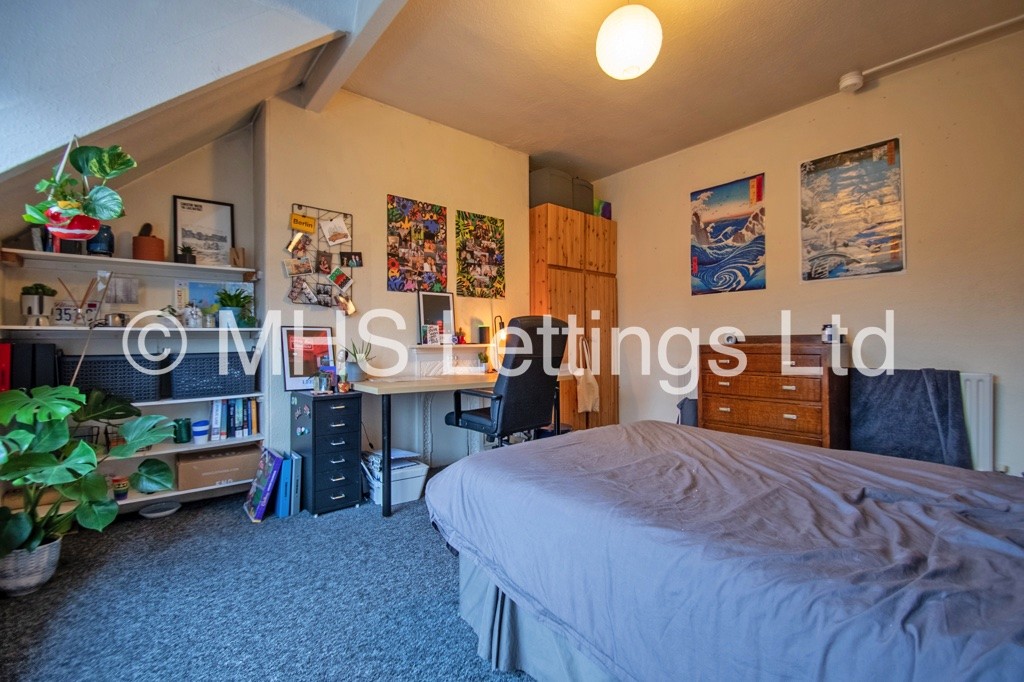 Photo of 6 Bedroom Mid Terraced House in 16 Regent Park Avenue, Leeds, LS6 2AU