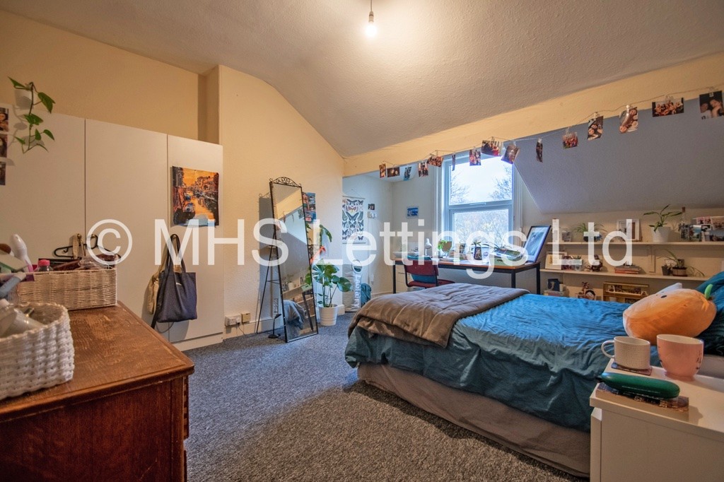 Photo of 6 Bedroom Mid Terraced House in 16 Regent Park Avenue, Leeds, LS6 2AU