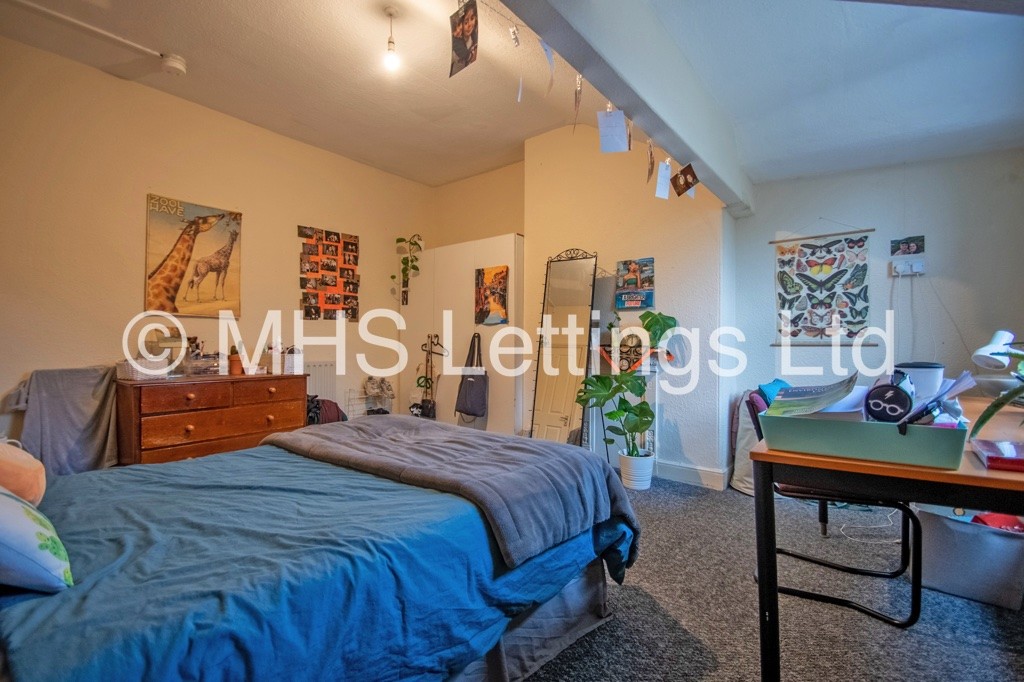 Photo of 6 Bedroom Mid Terraced House in 16 Regent Park Avenue, Leeds, LS6 2AU
