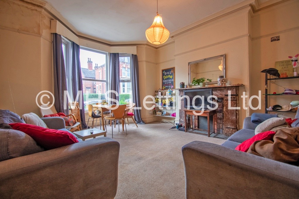 Photo of 6 Bedroom Mid Terraced House in 16 Regent Park Avenue, Leeds, LS6 2AU
