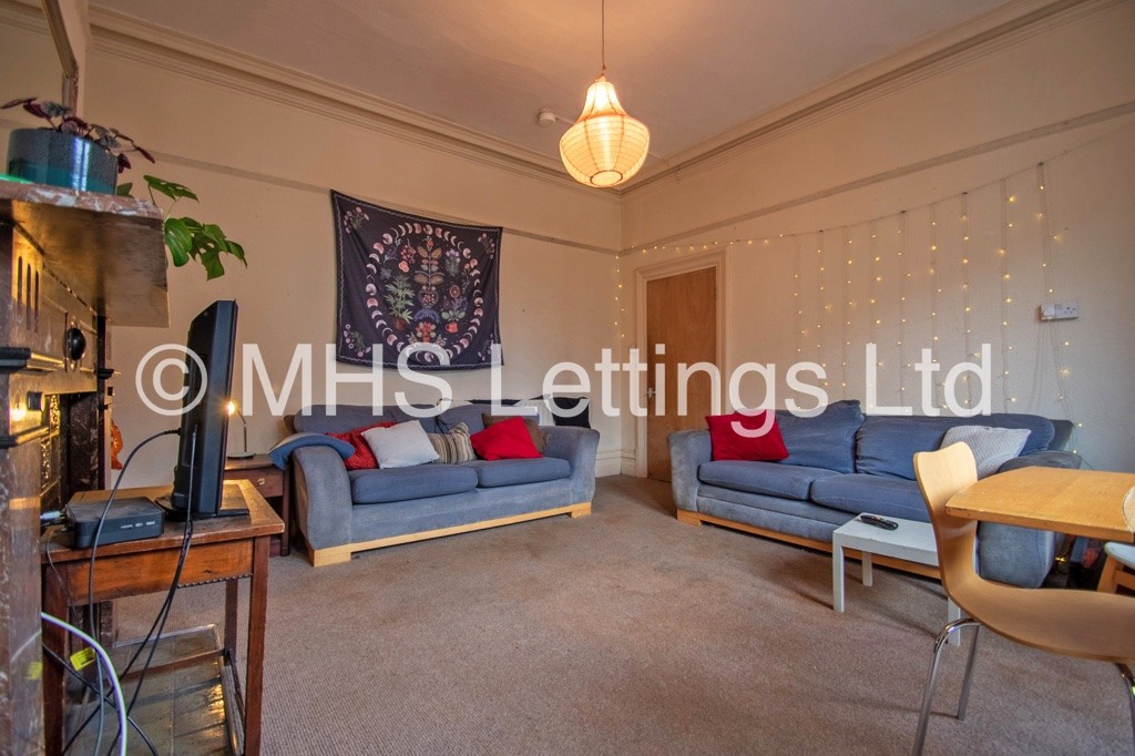 Photo of 6 Bedroom Mid Terraced House in 16 Regent Park Avenue, Leeds, LS6 2AU