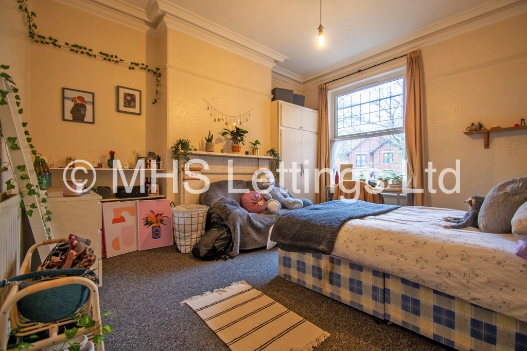 Photo of 6 Bedroom Mid Terraced House in 16 Regent Park Avenue, Leeds, LS6 2AU