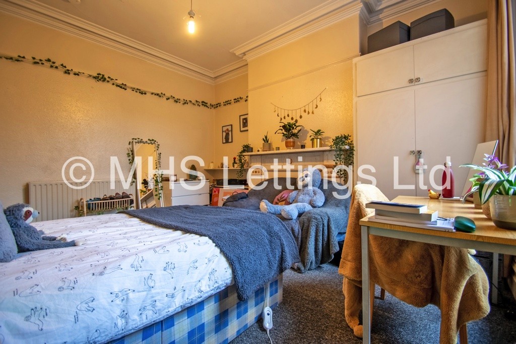 Photo of 6 Bedroom Mid Terraced House in 16 Regent Park Avenue, Leeds, LS6 2AU