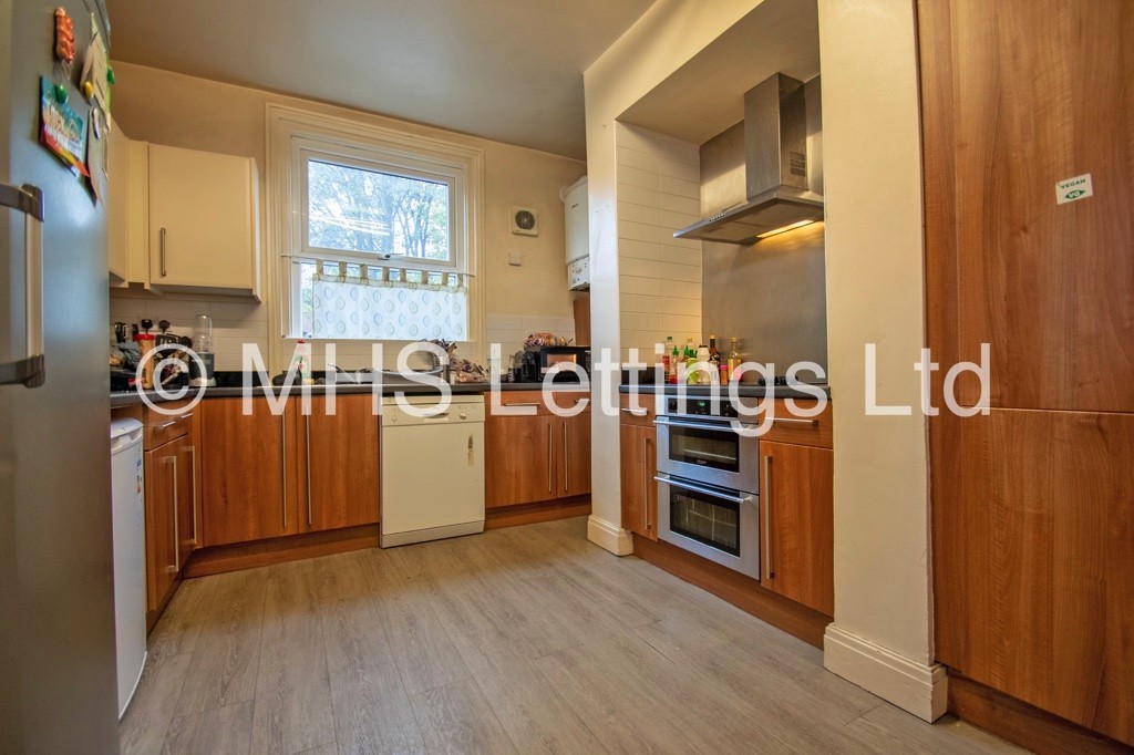 Photo of 6 Bedroom Mid Terraced House in 16 Regent Park Avenue, Leeds, LS6 2AU