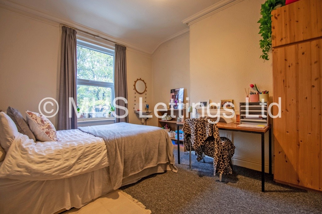 Photo of 6 Bedroom Mid Terraced House in 16 Regent Park Avenue, Leeds, LS6 2AU