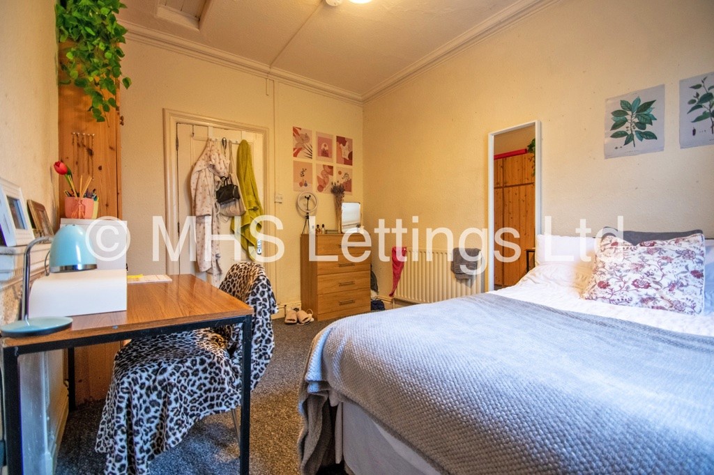 Photo of 6 Bedroom Mid Terraced House in 16 Regent Park Avenue, Leeds, LS6 2AU