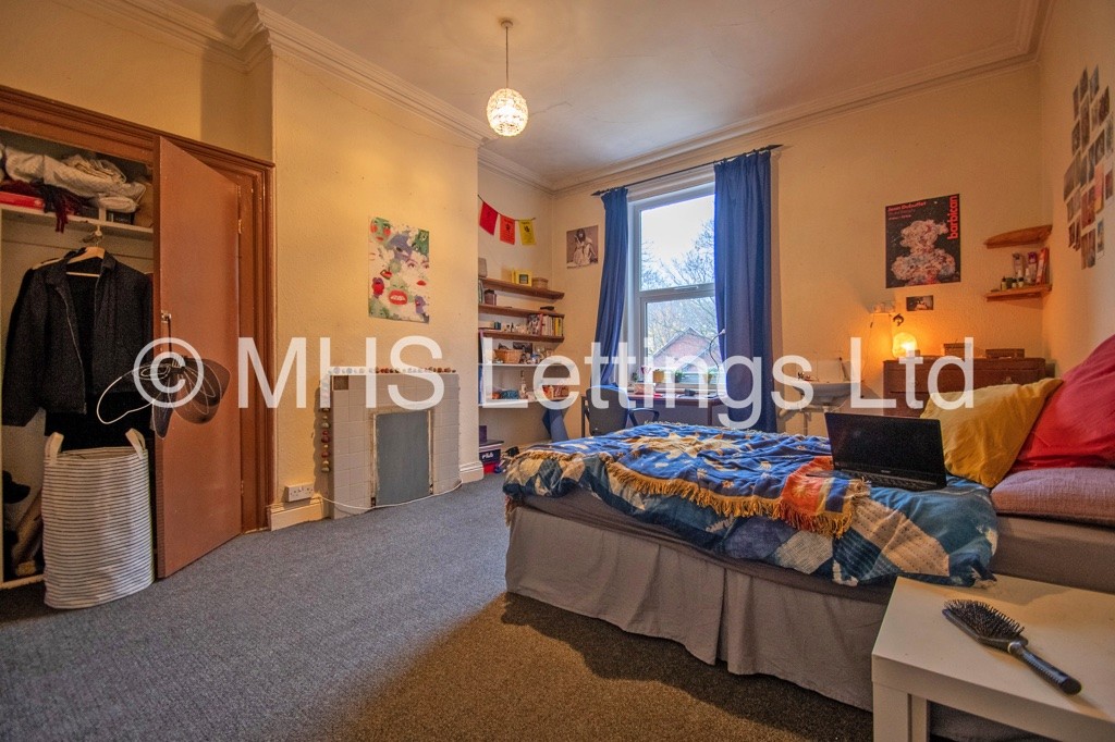 Photo of 6 Bedroom Mid Terraced House in 16 Regent Park Avenue, Leeds, LS6 2AU