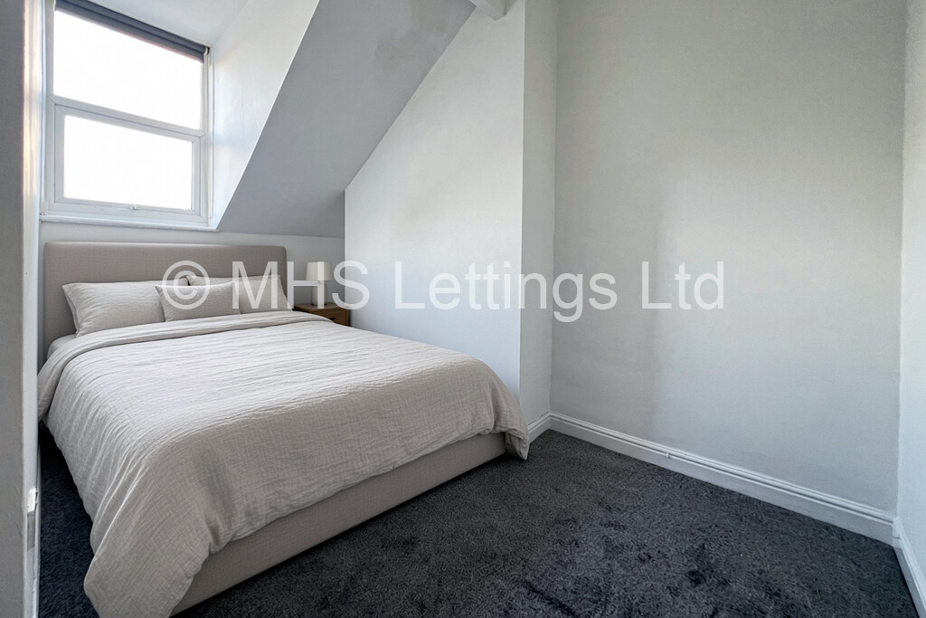 Photo of 1 Bedroom Flat in 173e Kirkstall Lane, Leeds, LS6 3EJ