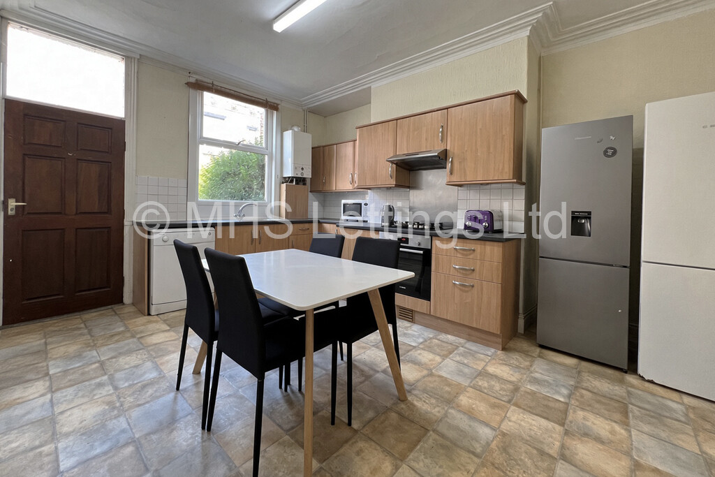Photo of 4 Bedroom Mid Terraced House in 4 Burchett Grove, Leeds, LS6 2JA
