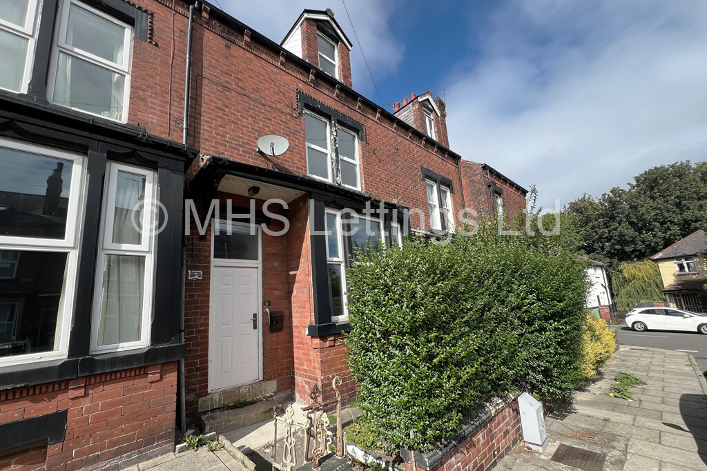 Photo of 4 Bedroom Mid Terraced House in 4 Burchett Grove, Leeds, LS6 2JA