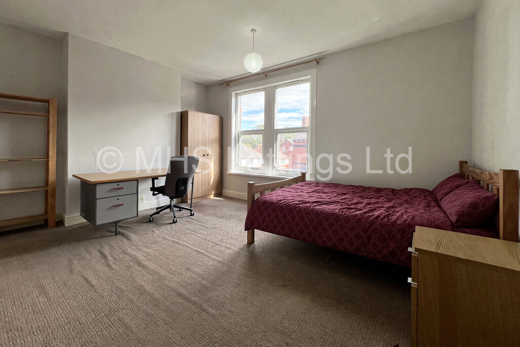 Photo of 3 Bedroom Mid Terraced House in 4 Burchett Grove, Leeds, LS6 2JA