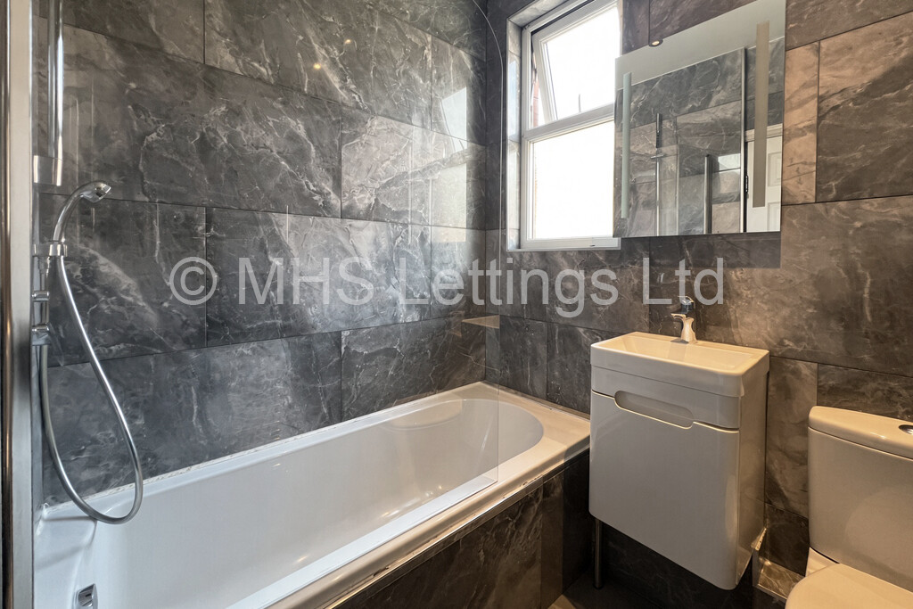 Photo of 3 Bedroom Mid Terraced House in 4 Burchett Grove, Leeds, LS6 2JA