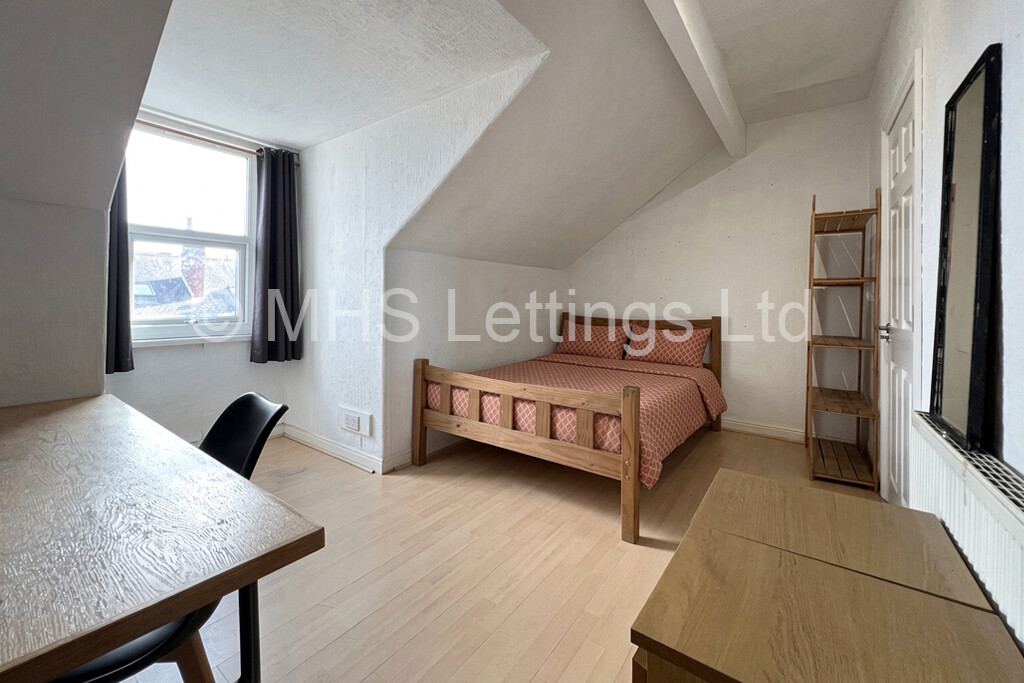 Photo of 3 Bedroom Mid Terraced House in 4 Burchett Grove, Leeds, LS6 2JA