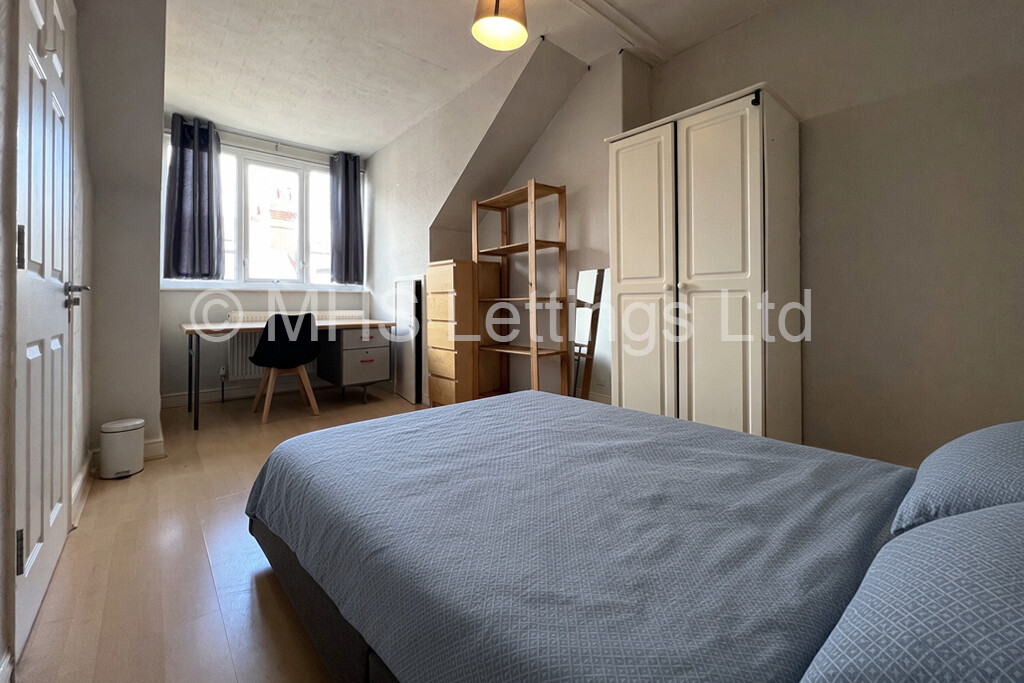 Photo of 3 Bedroom Mid Terraced House in 4 Burchett Grove, Leeds, LS6 2JA
