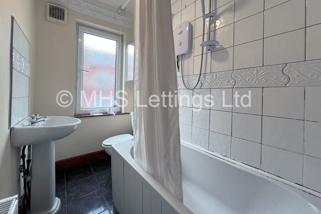 Photo of 6 Bedroom Mid Terraced House in 49 Manor Drive, Leeds, LS6 1DD