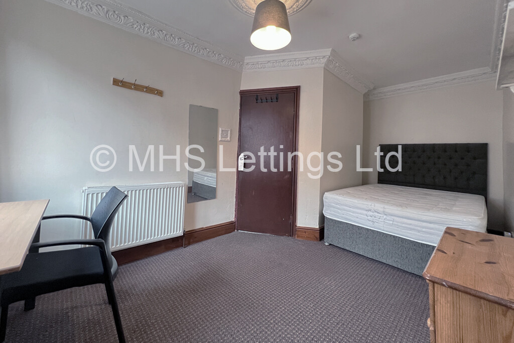 Photo of 6 Bedroom Mid Terraced House in 49 Manor Drive, Leeds, LS6 1DD