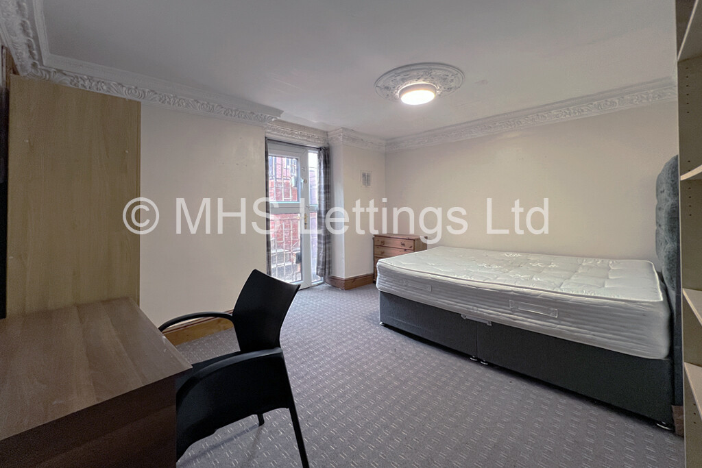 Photo of 6 Bedroom Mid Terraced House in 49 Manor Drive, Leeds, LS6 1DD