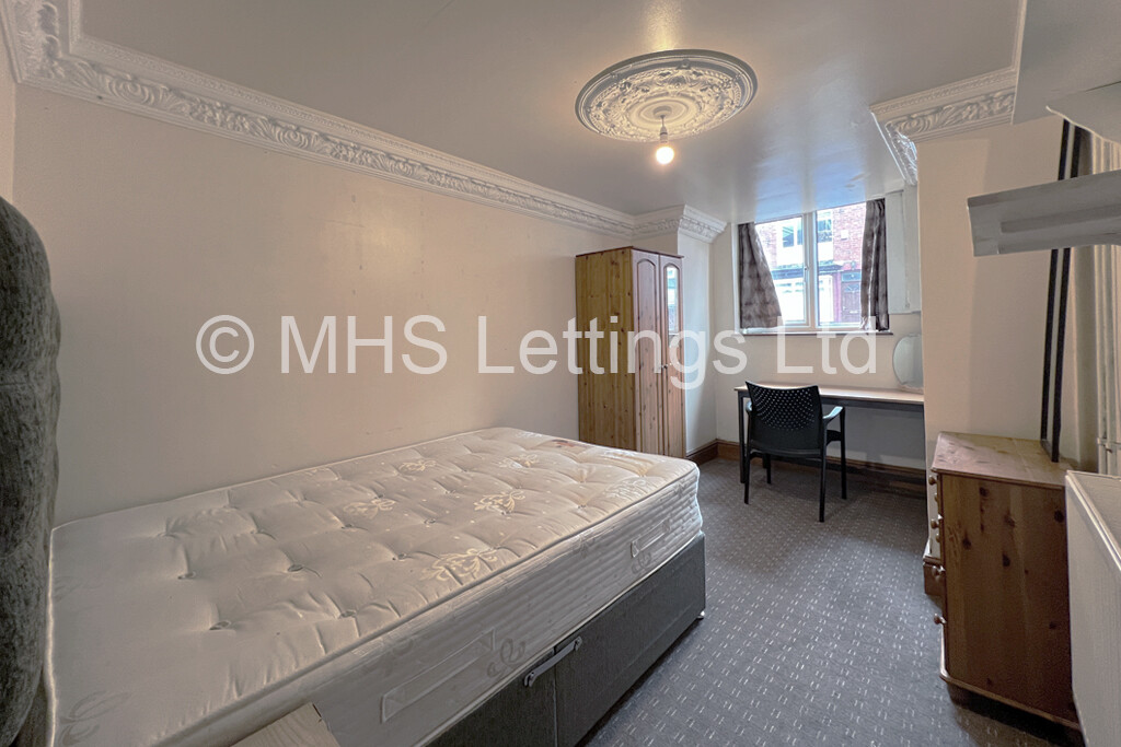 Photo of 6 Bedroom Mid Terraced House in 49 Manor Drive, Leeds, LS6 1DD