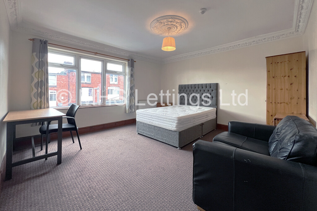 Photo of 6 Bedroom Mid Terraced House in 49 Manor Drive, Leeds, LS6 1DD