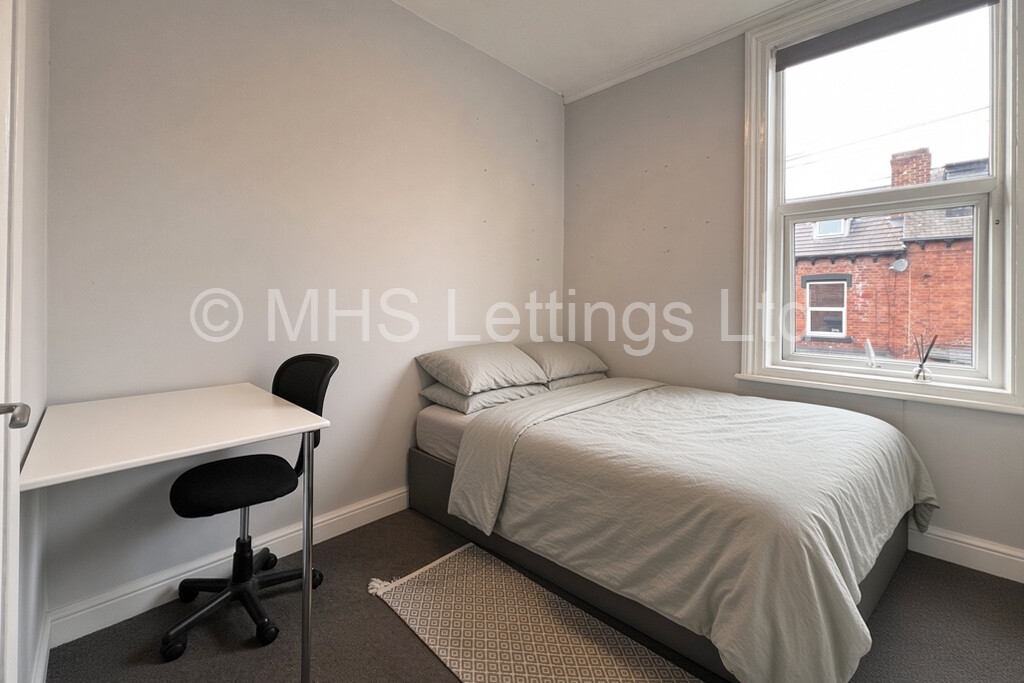 Photo of 6 Bedroom Mid Terraced House in 9 Norwood Terrace, Leeds, LS6 1EA