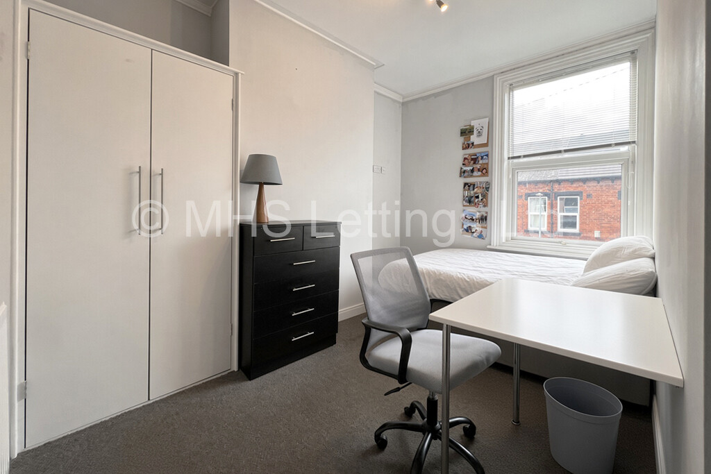 Photo of 6 Bedroom Mid Terraced House in 9 Norwood Terrace, Leeds, LS6 1EA