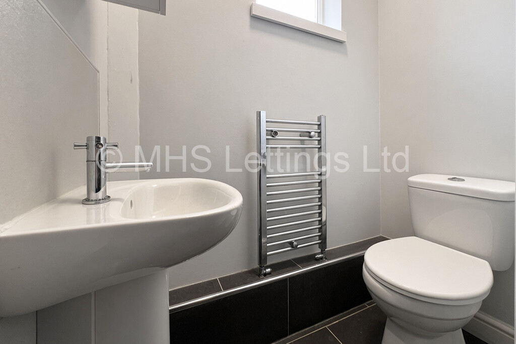 Photo of 6 Bedroom Mid Terraced House in 9 Norwood Terrace, Leeds, LS6 1EA