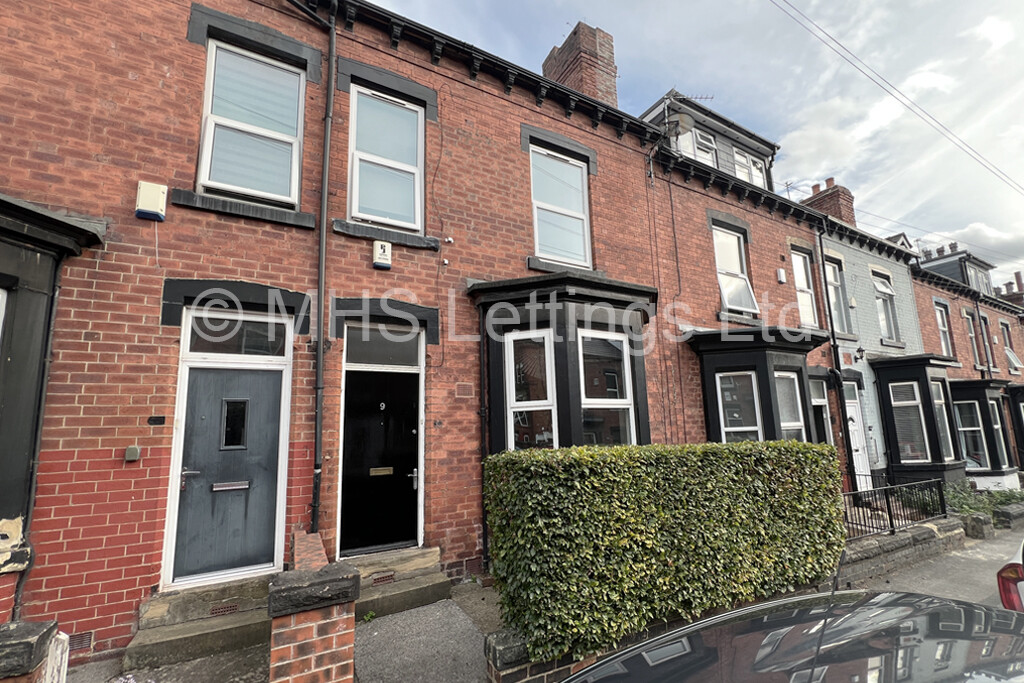 Photo of 6 Bedroom Mid Terraced House in 9 Norwood Terrace, Leeds, LS6 1EA
