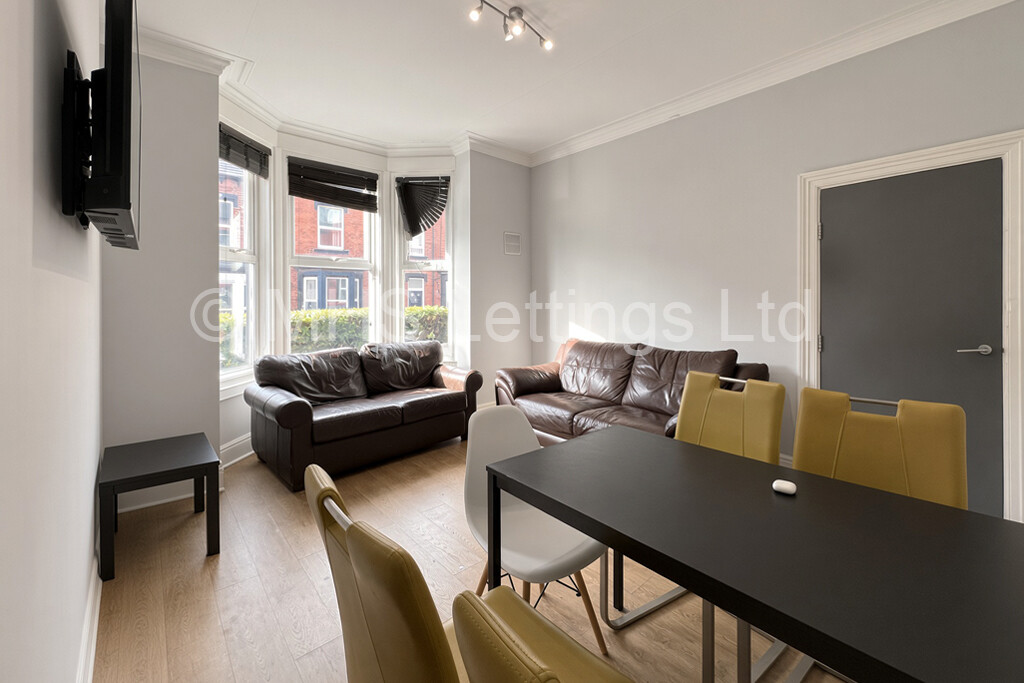 Photo of 6 Bedroom Mid Terraced House in 9 Norwood Terrace, Leeds, LS6 1EA
