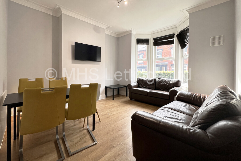 Photo of 6 Bedroom Mid Terraced House in 9 Norwood Terrace, Leeds, LS6 1EA