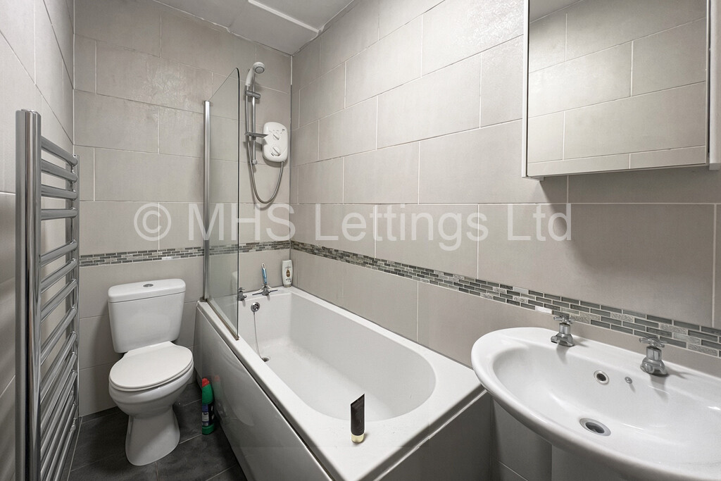 Photo of 6 Bedroom Mid Terraced House in 9 Norwood Terrace, Leeds, LS6 1EA
