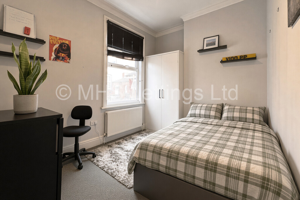 Photo of 6 Bedroom Mid Terraced House in 9 Norwood Terrace, Leeds, LS6 1EA