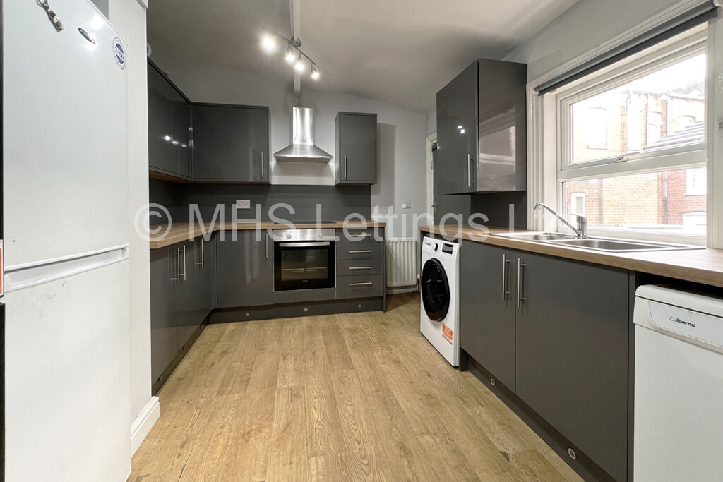 Photo of 6 Bedroom Mid Terraced House in 9 Norwood Terrace, Leeds, LS6 1EA