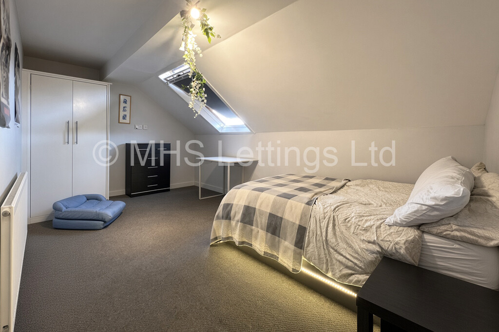 Photo of 6 Bedroom Mid Terraced House in 9 Norwood Terrace, Leeds, LS6 1EA