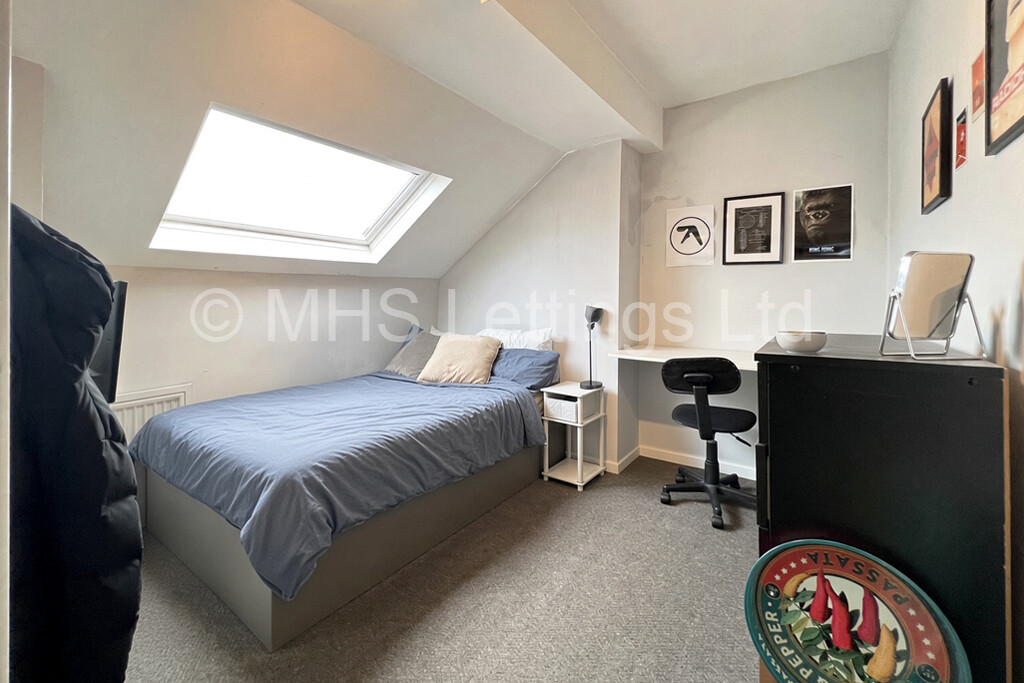 Photo of 6 Bedroom Mid Terraced House in 9 Norwood Terrace, Leeds, LS6 1EA