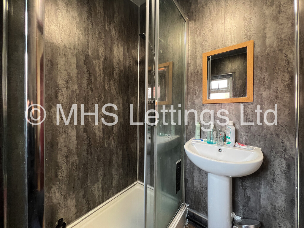 Photo of 5 Bedroom Mid Terraced House in 15 Norwood Road, Leeds, LS6 1DZ