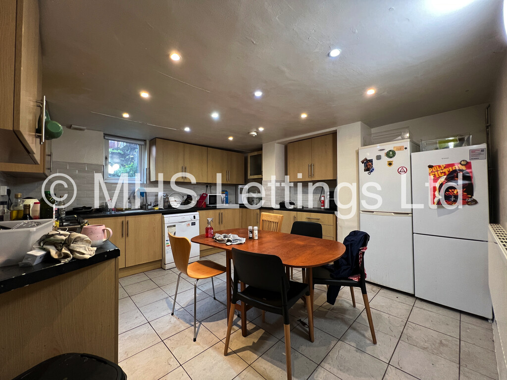 Photo of 5 Bedroom Mid Terraced House in 15 Norwood Road, Leeds, LS6 1DZ