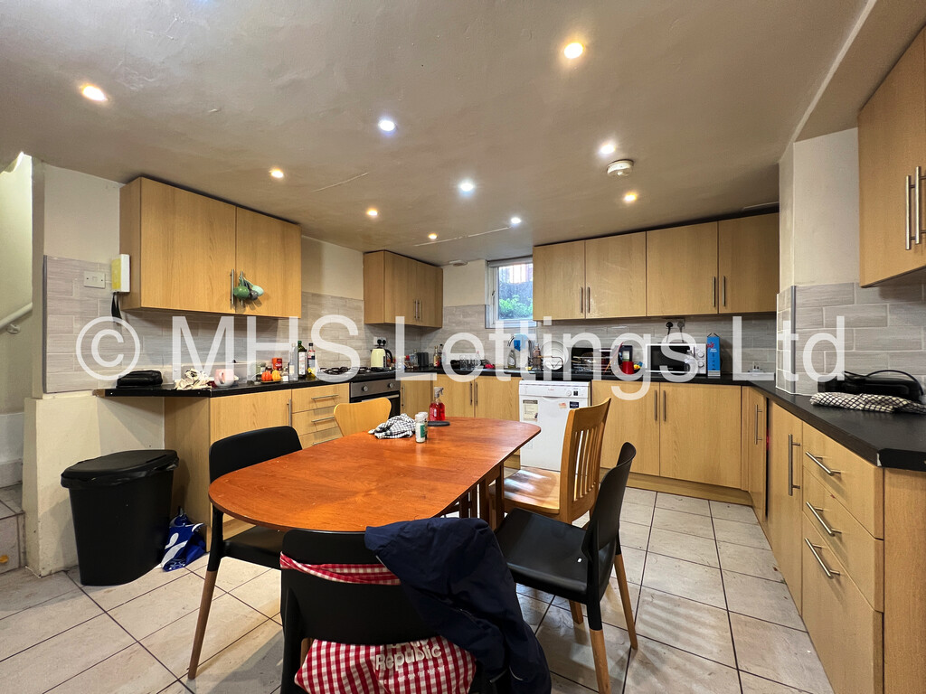 Photo of 5 Bedroom Mid Terraced House in 15 Norwood Road, Leeds, LS6 1DZ