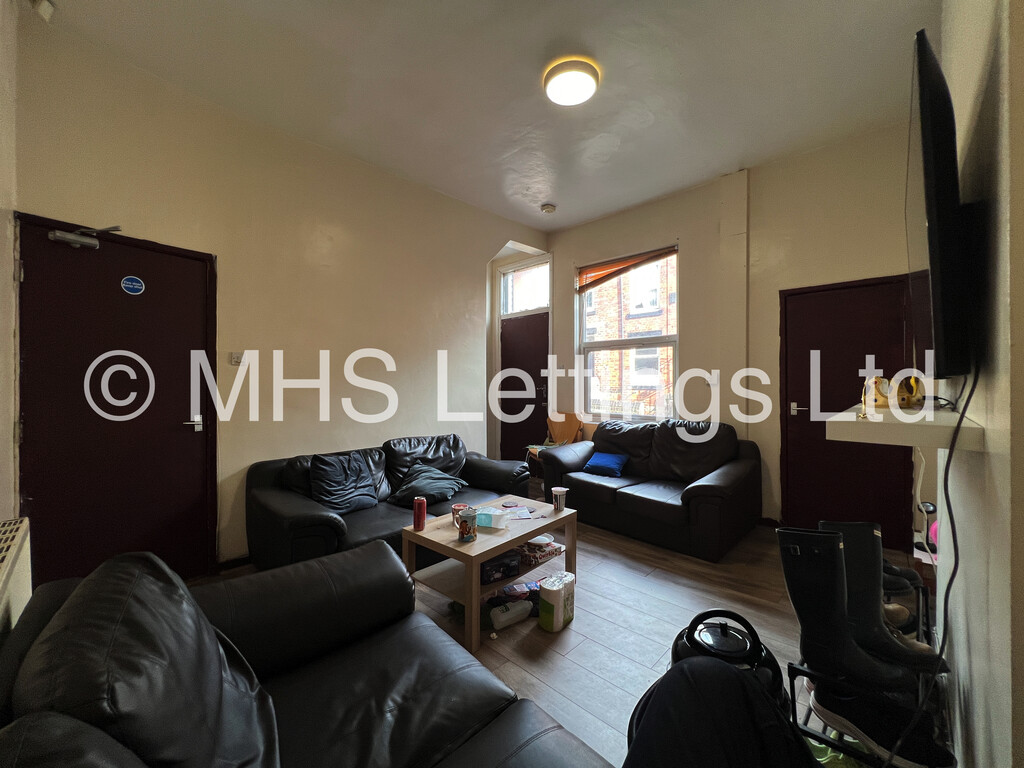 Photo of 5 Bedroom Mid Terraced House in 15 Norwood Road, Leeds, LS6 1DZ