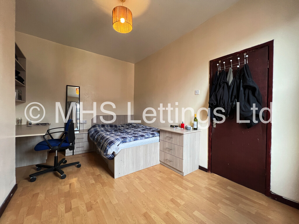 Photo of 5 Bedroom Mid Terraced House in 15 Norwood Road, Leeds, LS6 1DZ