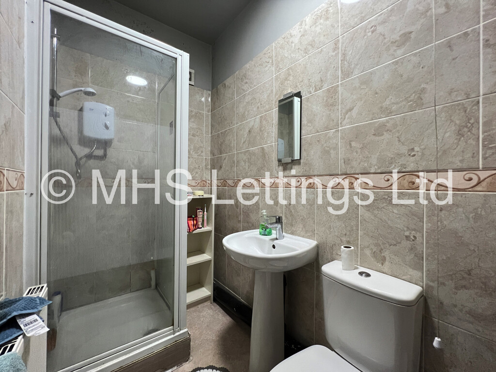 Photo of 5 Bedroom Mid Terraced House in 15 Norwood Road, Leeds, LS6 1DZ