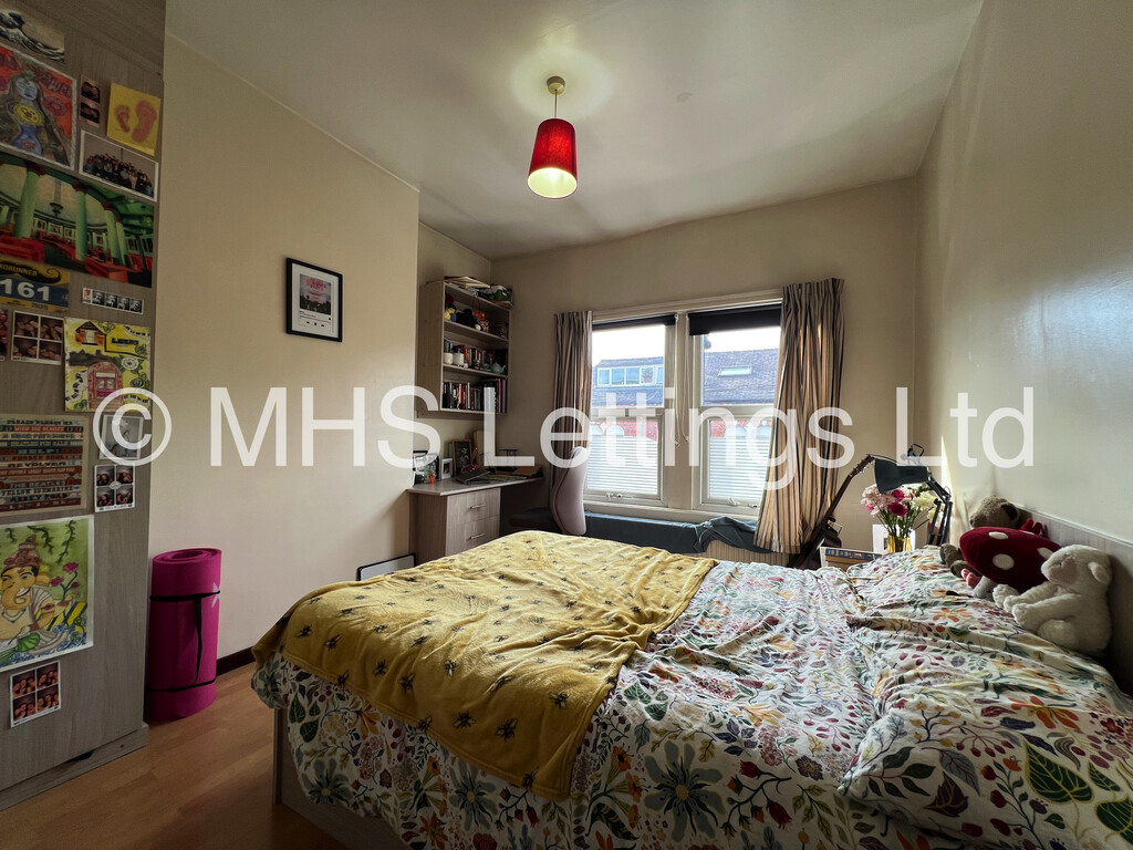Photo of 5 Bedroom Mid Terraced House in 15 Norwood Road, Leeds, LS6 1DZ
