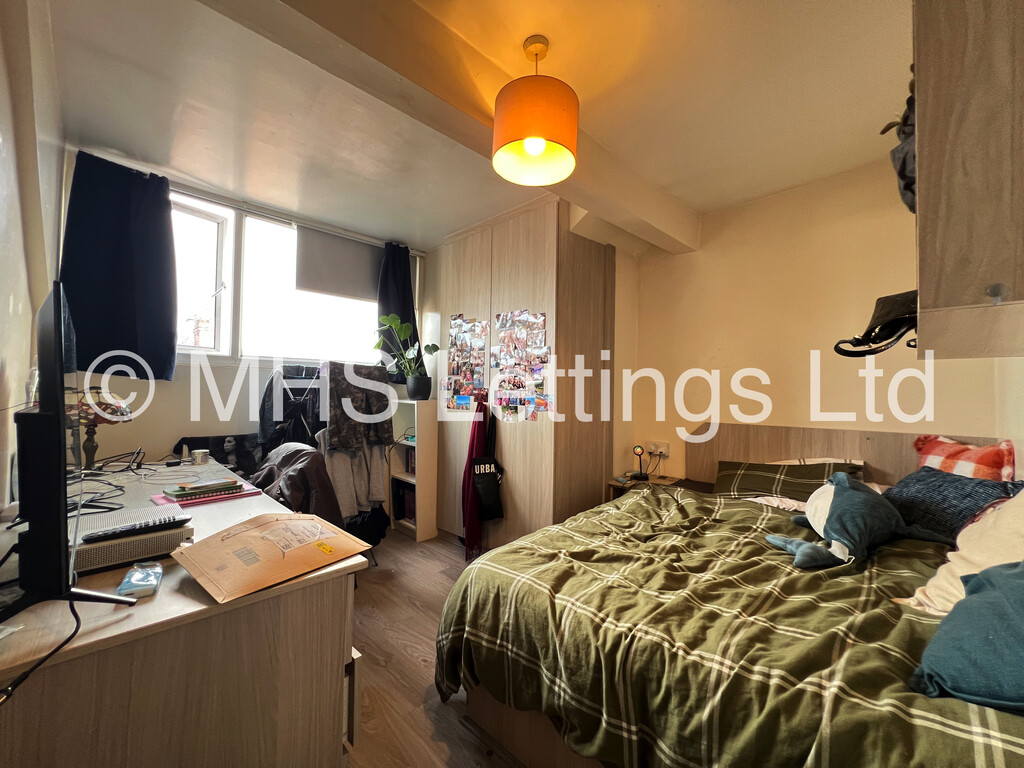Photo of 5 Bedroom Mid Terraced House in 15 Norwood Road, Leeds, LS6 1DZ