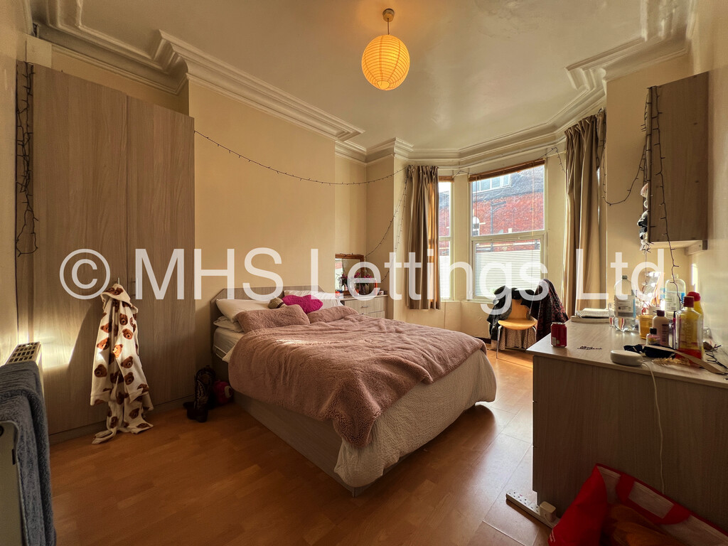 Photo of 5 Bedroom Mid Terraced House in 15 Norwood Road, Leeds, LS6 1DZ