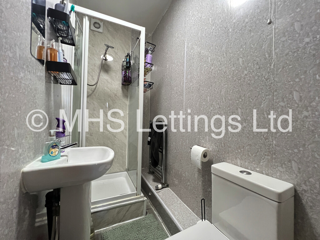 Photo of 5 Bedroom Mid Terraced House in 49 Thornville Road, Leeds, LS6 1JY