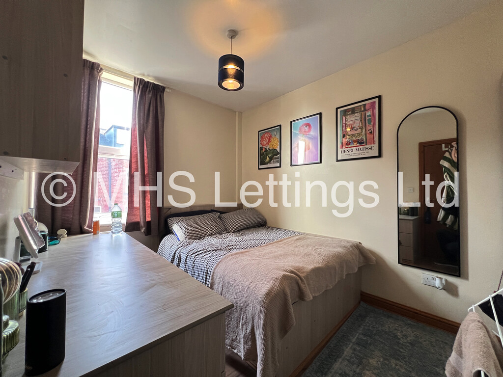 Photo of 5 Bedroom Mid Terraced House in 49 Thornville Road, Leeds, LS6 1JY