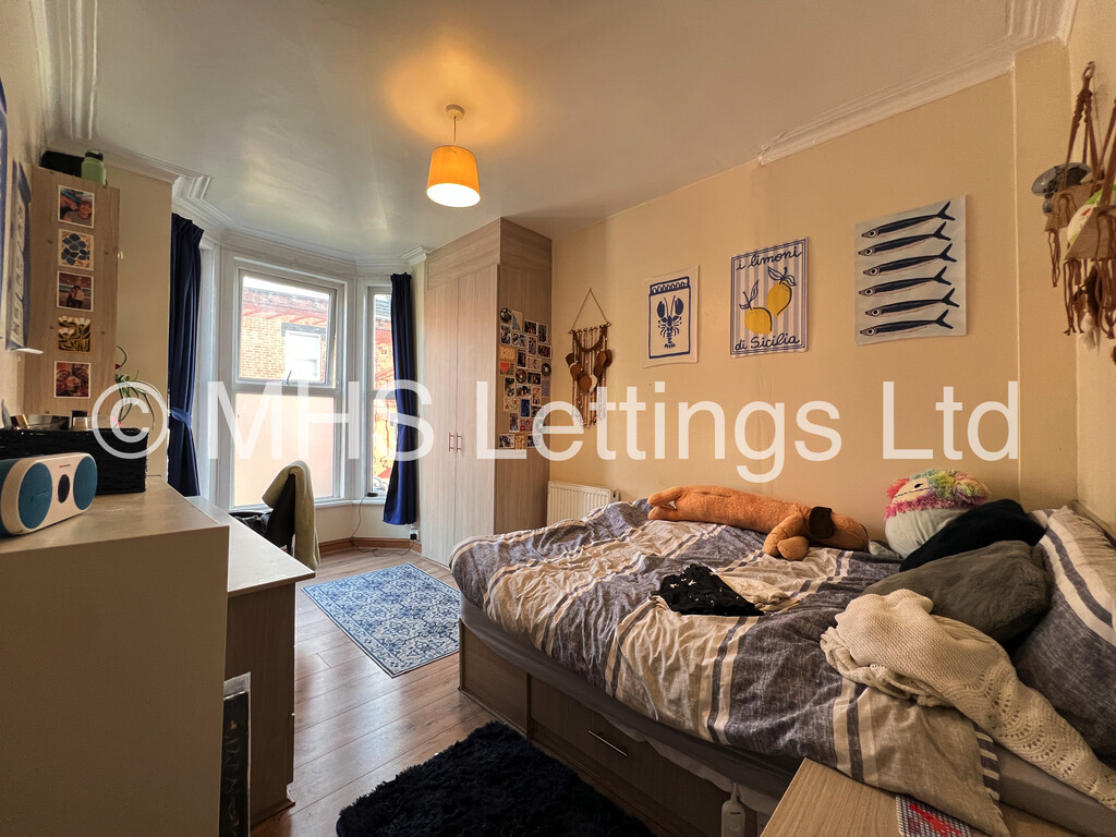 Photo of 5 Bedroom Mid Terraced House in 49 Thornville Road, Leeds, LS6 1JY