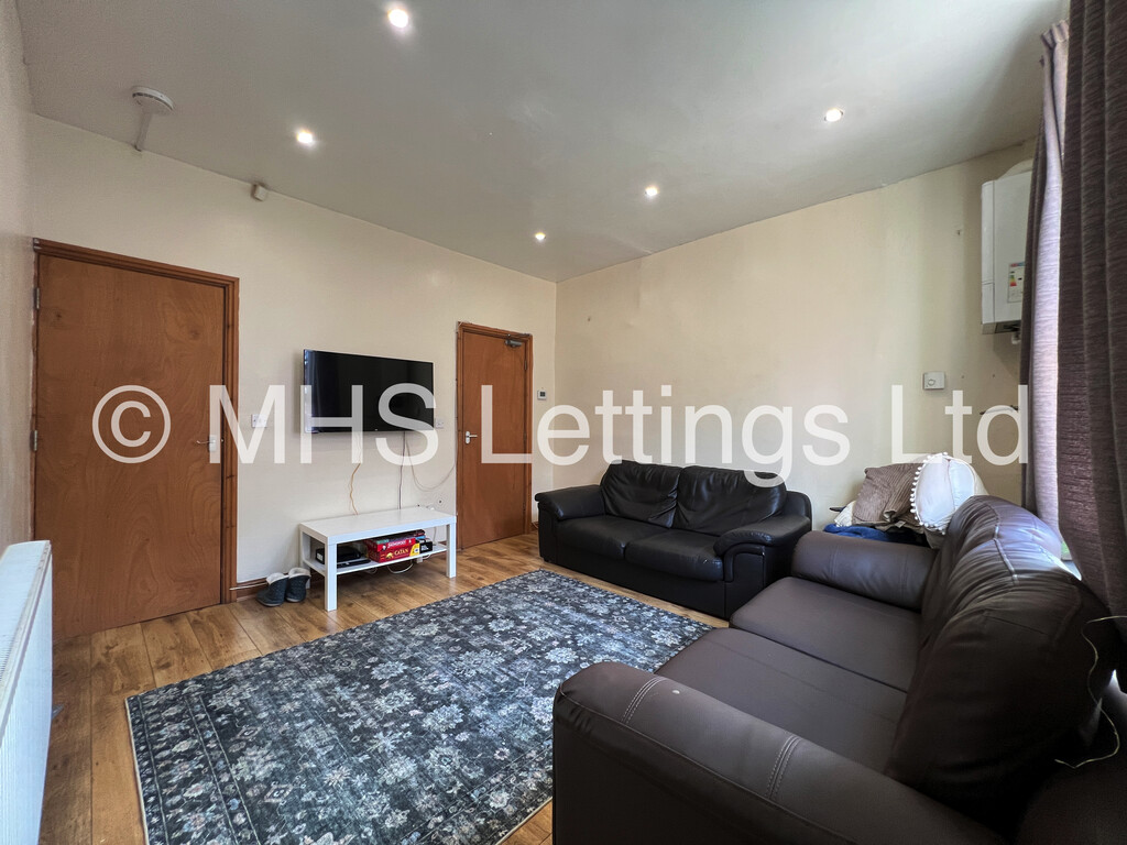 Photo of 5 Bedroom Mid Terraced House in 49 Thornville Road, Leeds, LS6 1JY